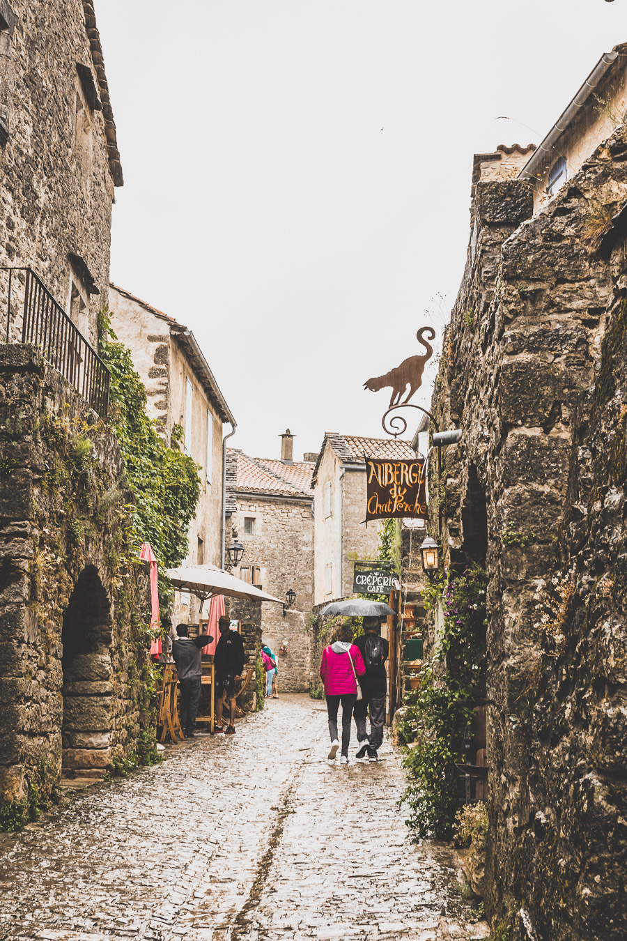 Vous vous demandez que voir en Aveyron ? Que faire en Aveyron ? Notre article est fait pour vous! Conques, Penne, La Couvertoirade, Rodez, Brousse-le-Château... sont évoqués en mots et photos #aveyron #occitanie #france #vacances / Road trip en Aveyron / Voyage en Aveyron / Découvrir l'Occitanie / Voyage en France / Vacances en France / Jolis villages / Travel in France / Voyage en Europe / Villages / Road trip en France / Village de charme / Aveyron tourisme / Aveyron France / Aveyron paysage