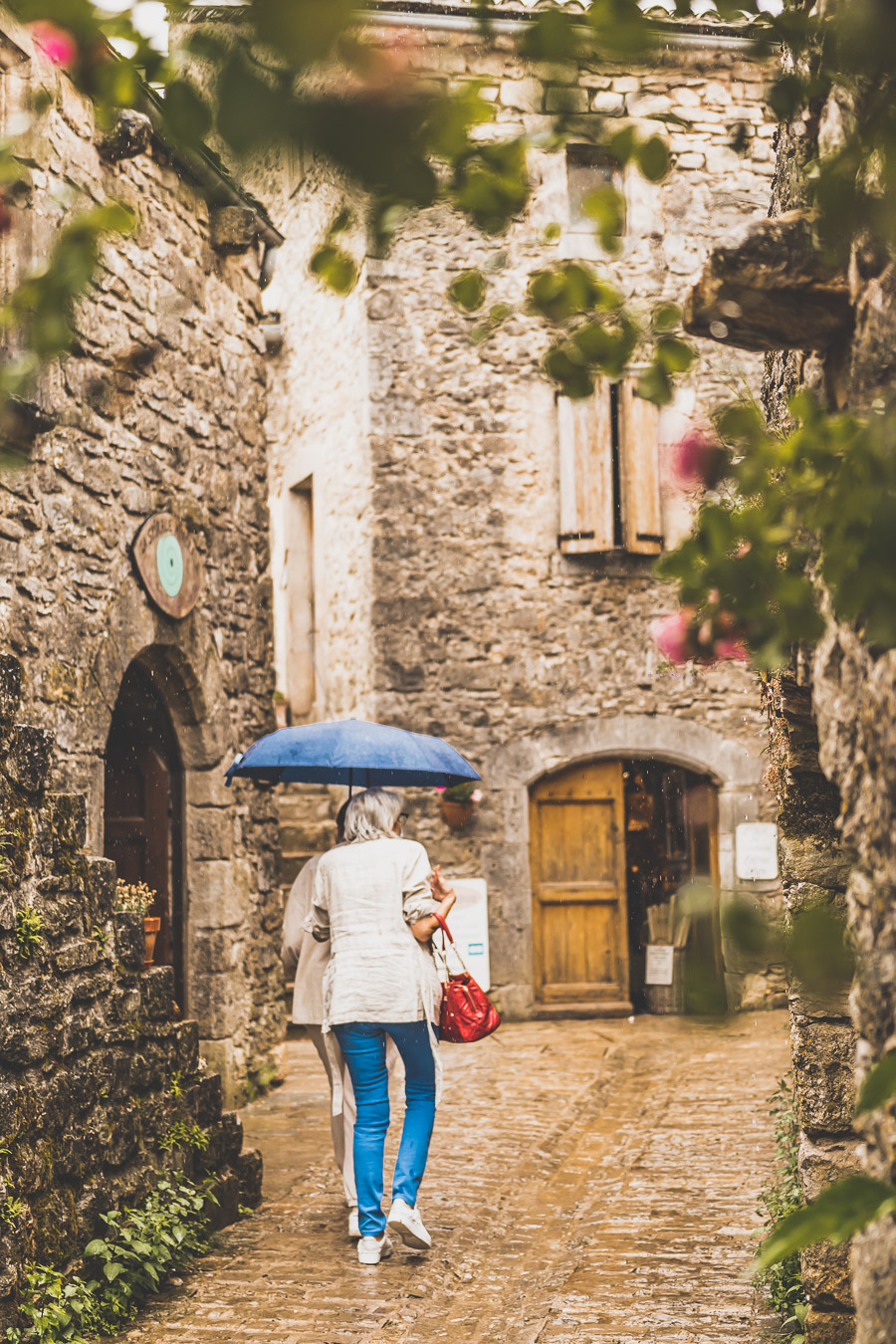 Vous vous demandez que voir en Aveyron ? Que faire en Aveyron ? Notre article est fait pour vous! Conques, Penne, La Couvertoirade, Rodez, Brousse-le-Château... sont évoqués en mots et photos #aveyron #occitanie #france #vacances / Road trip en Aveyron / Voyage en Aveyron / Découvrir l'Occitanie / Voyage en France / Vacances en France / Jolis villages / Travel in France / Voyage en Europe / Villages / Road trip en France / Village de charme / Aveyron tourisme / Aveyron France / Aveyron paysage