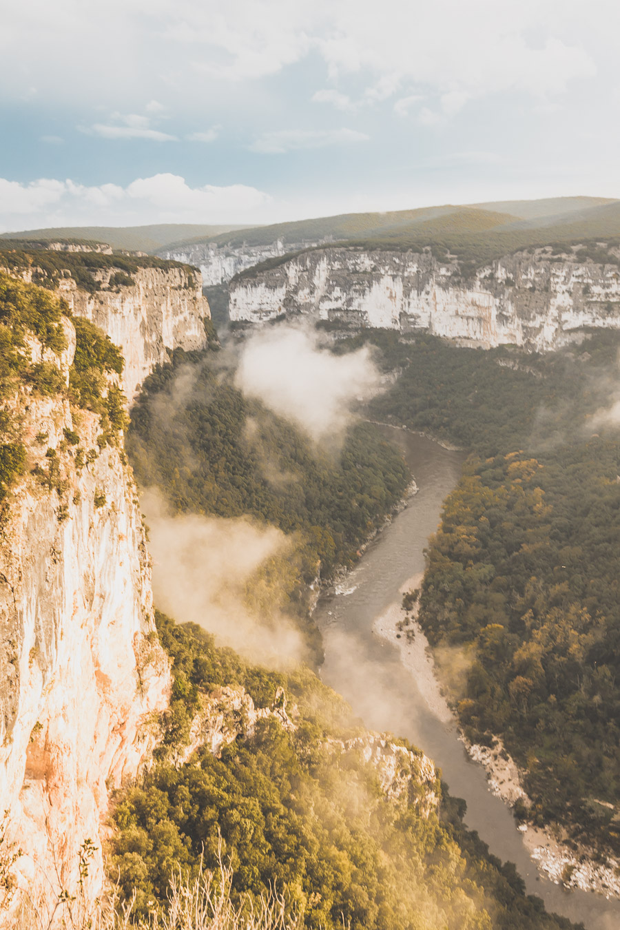 Vous vous demandez que visiter en Ardèche ? Faites un road trip en van et suivez le guide ! Ardeche france / Ardeche insolite / Ardeche frankrijk / Ardeche paysage / Ardeche camping / auvergne tourisme / Auvergne france / Auvergne rhone alpes / Auvergne-rhône-alpes / Auvergne frankrijk / Auvergne paysage / Vacances en France / Vacances plage / France paysage / Voyage en France / Voyage nature / Voyage en France / Destinations de voyages / Road trip France / Plus beaux villages de France /paysage