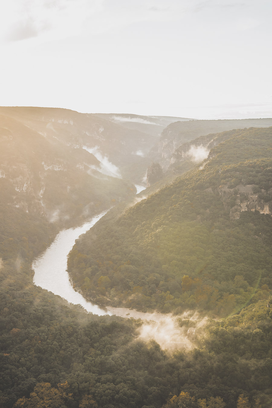 Vous vous demandez que visiter en Ardèche ? Faites un road trip en van et suivez le guide ! Ardeche france / Ardeche insolite / Ardeche frankrijk / Ardeche paysage / Ardeche camping / auvergne tourisme / Auvergne france / Auvergne rhone alpes / Auvergne-rhône-alpes / Auvergne frankrijk / Auvergne paysage / Vacances en France / Vacances plage / France paysage / Voyage en France / Voyage nature / Voyage en France / Destinations de voyages / Road trip France / Plus beaux villages de France /paysage