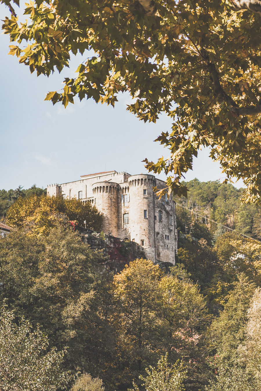 Vous vous demandez que visiter en Ardèche ? Faites un road trip en van et suivez le guide ! Ardeche france / Ardeche insolite / Ardeche frankrijk / Ardeche paysage / Ardeche camping / auvergne tourisme / Auvergne france / Auvergne rhone alpes / Auvergne-rhône-alpes / Auvergne frankrijk / Auvergne paysage / Vacances en France / Vacances plage / France paysage / Voyage en France / Voyage nature / Voyage en France / Destinations de voyages / Road trip France / Plus beaux villages de France /paysage