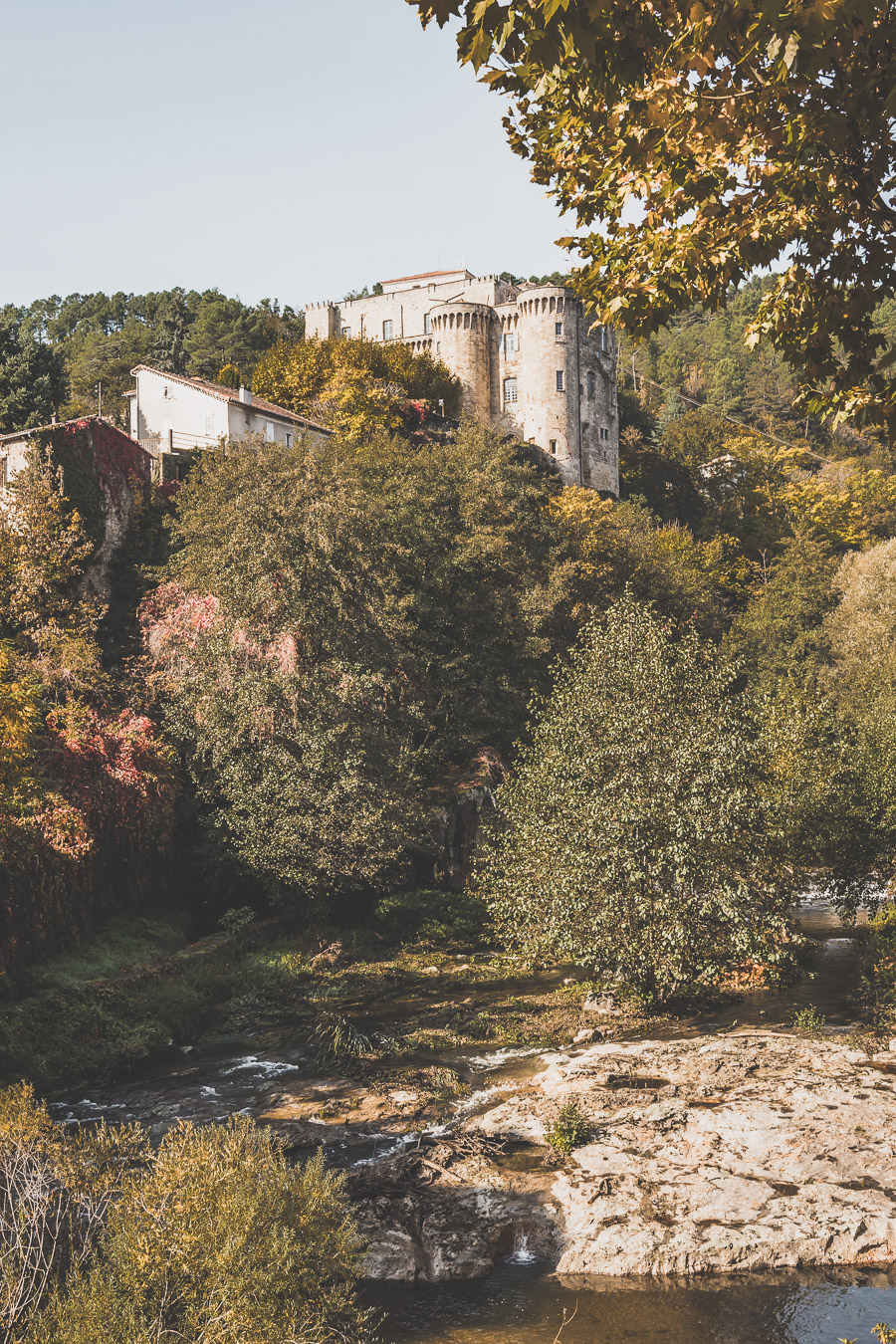 Vous vous demandez que visiter en Ardèche ? Faites un road trip en van et suivez le guide ! Ardeche france / Ardeche insolite / Ardeche frankrijk / Ardeche paysage / Ardeche camping / auvergne tourisme / Auvergne france / Auvergne rhone alpes / Auvergne-rhône-alpes / Auvergne frankrijk / Auvergne paysage / Vacances en France / Vacances plage / France paysage / Voyage en France / Voyage nature / Voyage en France / Destinations de voyages / Road trip France / Plus beaux villages de France /paysage