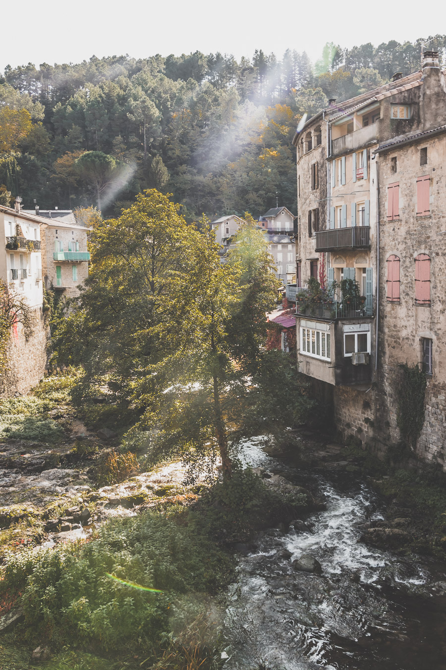 Vous vous demandez que visiter en Ardèche ? Faites un road trip en van et suivez le guide ! Ardeche france / Ardeche insolite / Ardeche frankrijk / Ardeche paysage / Ardeche camping / auvergne tourisme / Auvergne france / Auvergne rhone alpes / Auvergne-rhône-alpes / Auvergne frankrijk / Auvergne paysage / Vacances en France / Vacances plage / France paysage / Voyage en France / Voyage nature / Voyage en France / Destinations de voyages / Road trip France / Plus beaux villages de France /paysage