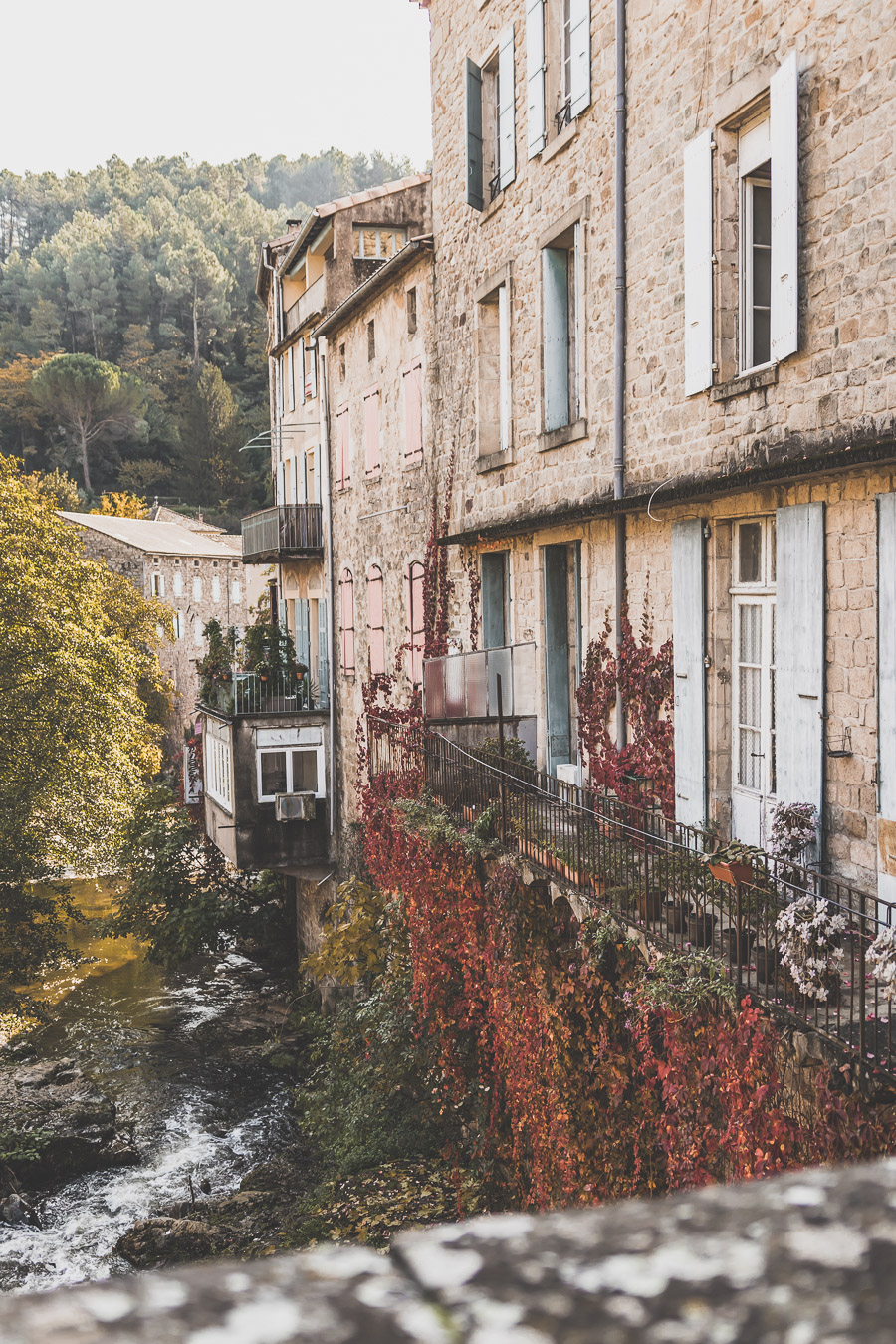 Vous vous demandez que visiter en Ardèche ? Faites un road trip en van et suivez le guide ! Ardeche france / Ardeche insolite / Ardeche frankrijk / Ardeche paysage / Ardeche camping / auvergne tourisme / Auvergne france / Auvergne rhone alpes / Auvergne-rhône-alpes / Auvergne frankrijk / Auvergne paysage / Vacances en France / Vacances plage / France paysage / Voyage en France / Voyage nature / Voyage en France / Destinations de voyages / Road trip France / Plus beaux villages de France /paysage