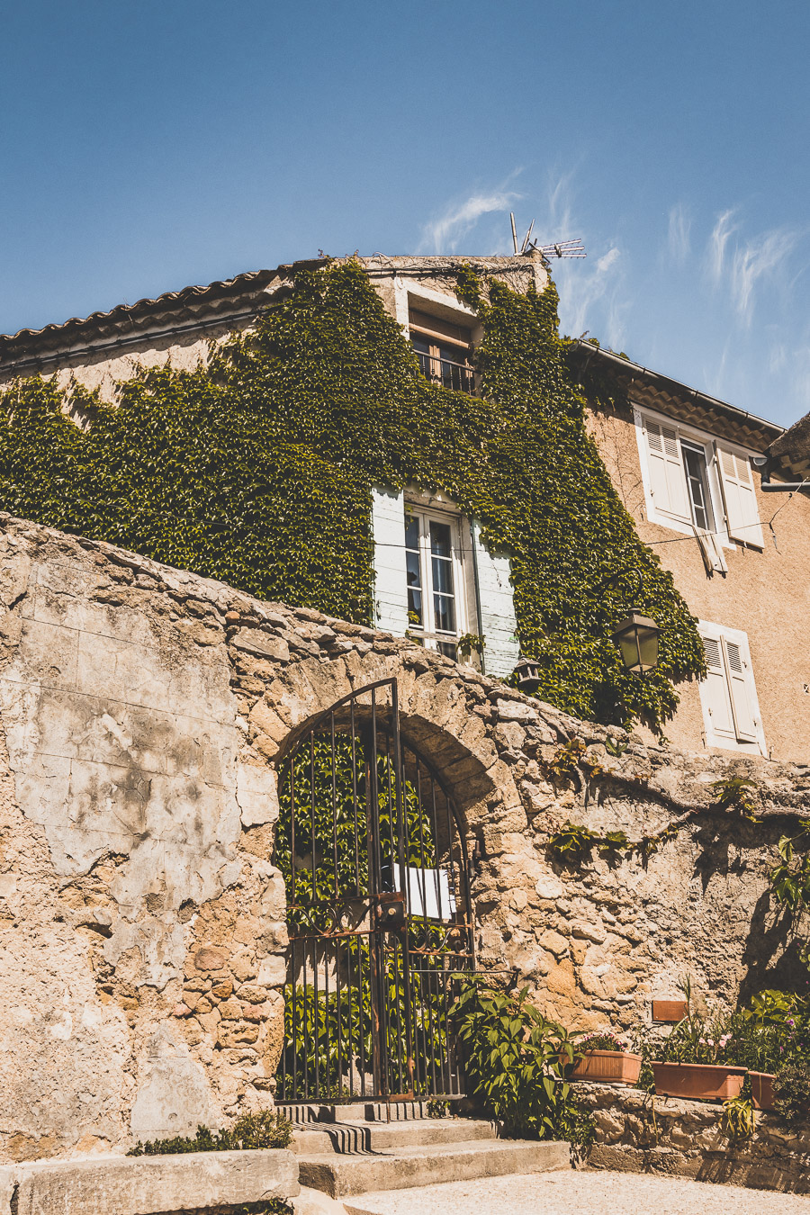 Vous vous demandez que faire dans le Vaucluse ? Faites un road trip en van et suivez le guide ! Vacances en France / Vacances plage / France paysage / Voyage en France / Voyage nature / Voyage en France / Destinations de voyages / Road trip France / Plus beaux villages de France / paysage / Vaucluse tourisme / Vaucluse france / Luberon provence / luberon visite / luberon france / provence france / provence alpes côte d'azur / alpes francaises / mont ventoux provence france / van aménagé 