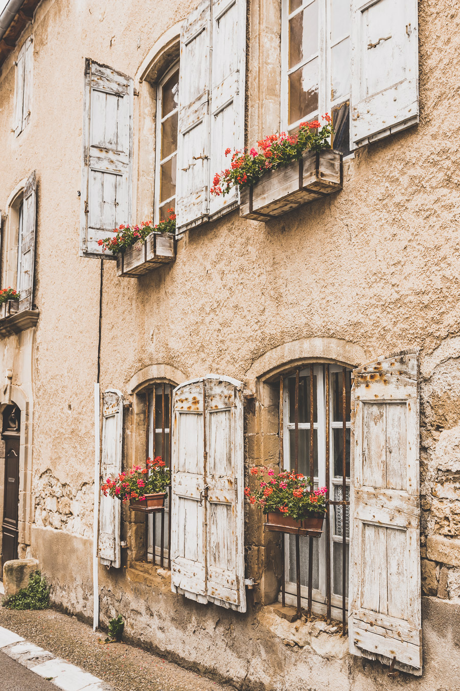 Vous vous demandez que voir en Aveyron ? Que faire en Aveyron ? Notre article est fait pour vous! Conques, Penne, La Couvertoirade, Rodez, Brousse-le-Château... sont évoqués en mots et photos #aveyron #occitanie #france #vacances / Road trip en Aveyron / Voyage en Aveyron / Découvrir l'Occitanie / Voyage en France / Vacances en France / Jolis villages / Travel in France / Voyage en Europe / Villages / Road trip en France / Village de charme / Aveyron tourisme / Aveyron France / Aveyron paysage