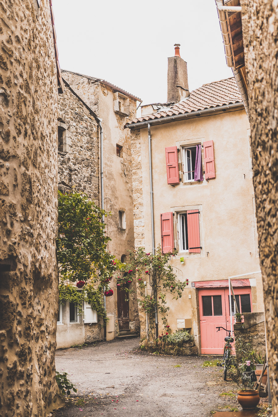 Vous vous demandez que voir en Aveyron ? Que faire en Aveyron ? Notre article est fait pour vous! Conques, Penne, La Couvertoirade, Rodez, Brousse-le-Château... sont évoqués en mots et photos #aveyron #occitanie #france #vacances / Road trip en Aveyron / Voyage en Aveyron / Découvrir l'Occitanie / Voyage en France / Vacances en France / Jolis villages / Travel in France / Voyage en Europe / Villages / Road trip en France / Village de charme / Aveyron tourisme / Aveyron France / Aveyron paysage