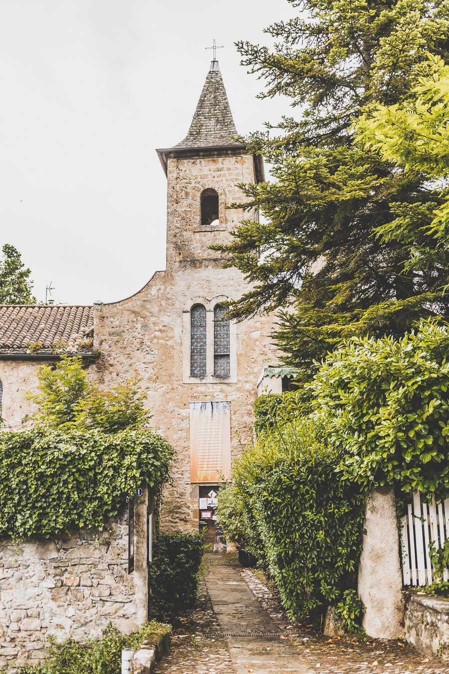 Vous vous demandez que voir en Aveyron ? Que faire en Aveyron ? Notre article est fait pour vous! Conques, Penne, La Couvertoirade, Rodez, Brousse-le-Château... sont évoqués en mots et photos #aveyron #occitanie #france #vacances / Road trip en Aveyron / Voyage en Aveyron / Découvrir l'Occitanie / Voyage en France / Vacances en France / Jolis villages / Travel in France / Voyage en Europe / Villages / Road trip en France / Village de charme / Aveyron tourisme / Aveyron France / Aveyron paysage