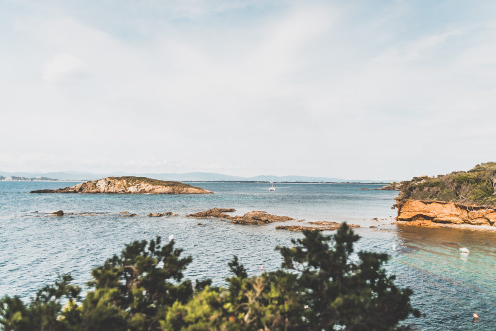 sentier du littoral dans le Var