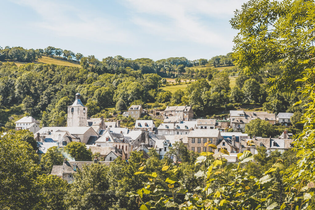 Vous vous demandez que voir en Aveyron ? Que faire en Aveyron ? Notre article est fait pour vous! Conques, Penne, La Couvertoirade, Rodez, Brousse-le-Château... sont évoqués en mots et photos #aveyron #occitanie #france #vacances / Road trip en Aveyron / Voyage en Aveyron / Découvrir l'Occitanie / Voyage en France / Vacances en France / Jolis villages / Travel in France / Voyage en Europe / Villages / Road trip en France / Village de charme / Aveyron tourisme / Aveyron France / Aveyron paysage