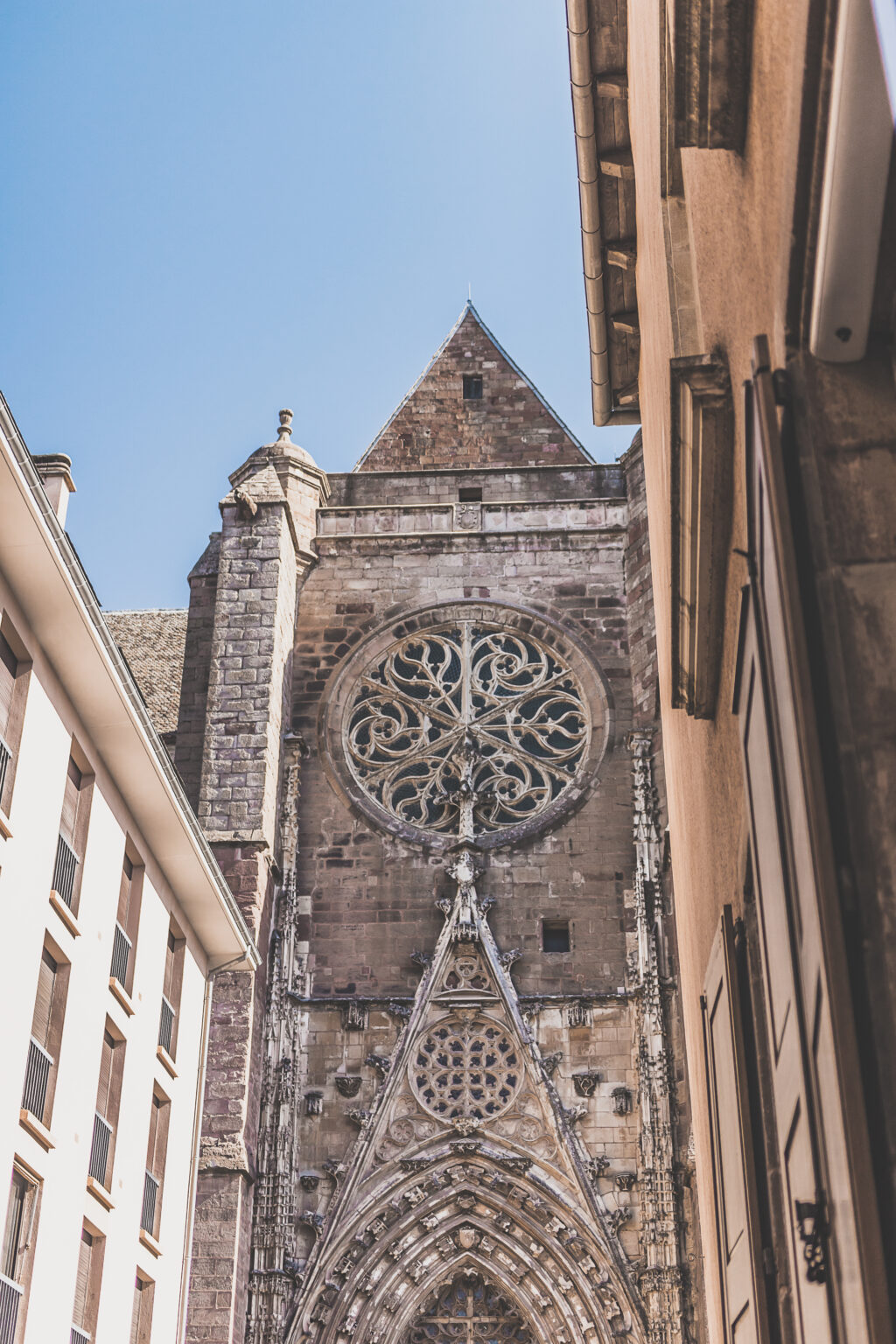 Vous vous demandez que voir en Aveyron ? Que faire en Aveyron ? Notre article est fait pour vous! Conques, Penne, La Couvertoirade, Rodez, Brousse-le-Château... sont évoqués en mots et photos #aveyron #occitanie #france #vacances / Road trip en Aveyron / Voyage en Aveyron / Découvrir l'Occitanie / Voyage en France / Vacances en France / Jolis villages / Travel in France / Voyage en Europe / Villages / Road trip en France / Village de charme / Aveyron tourisme / Aveyron France / Aveyron paysage