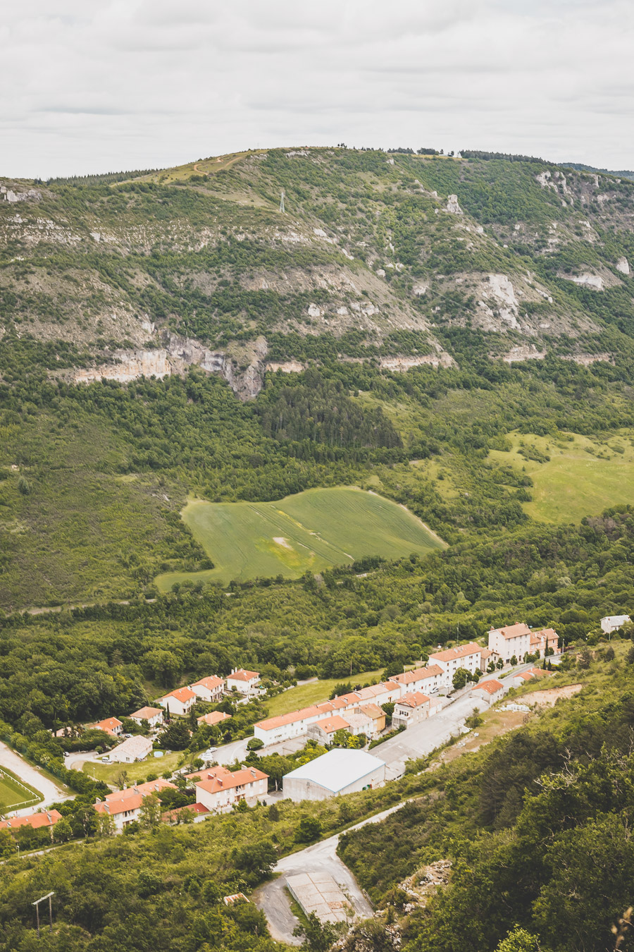 Vous vous demandez que voir en Aveyron ? Que faire en Aveyron ? Notre article est fait pour vous! Conques, Penne, La Couvertoirade, Rodez, Brousse-le-Château... sont évoqués en mots et photos #aveyron #occitanie #france #vacances / Road trip en Aveyron / Voyage en Aveyron / Découvrir l'Occitanie / Voyage en France / Vacances en France / Jolis villages / Travel in France / Voyage en Europe / Villages / Road trip en France / Village de charme / Aveyron tourisme / Aveyron France / Aveyron paysage