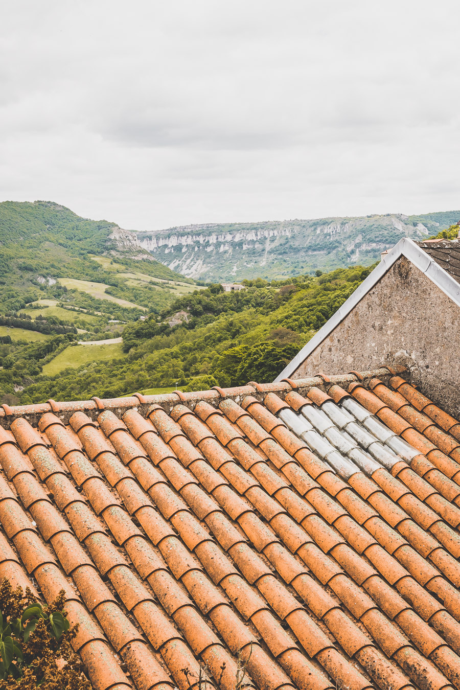 Vous vous demandez que voir en Aveyron ? Que faire en Aveyron ? Notre article est fait pour vous! Conques, Penne, La Couvertoirade, Rodez, Brousse-le-Château... sont évoqués en mots et photos #aveyron #occitanie #france #vacances / Road trip en Aveyron / Voyage en Aveyron / Découvrir l'Occitanie / Voyage en France / Vacances en France / Jolis villages / Travel in France / Voyage en Europe / Villages / Road trip en France / Village de charme / Aveyron tourisme / Aveyron France / Aveyron paysage