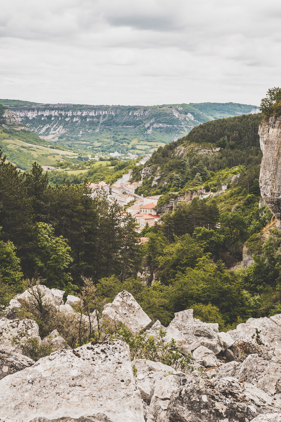 Vous vous demandez que voir en Aveyron ? Que faire en Aveyron ? Notre article est fait pour vous! Conques, Penne, La Couvertoirade, Rodez, Brousse-le-Château... sont évoqués en mots et photos #aveyron #occitanie #france #vacances / Road trip en Aveyron / Voyage en Aveyron / Découvrir l'Occitanie / Voyage en France / Vacances en France / Jolis villages / Travel in France / Voyage en Europe / Villages / Road trip en France / Village de charme / Aveyron tourisme / Aveyron France / Aveyron paysage