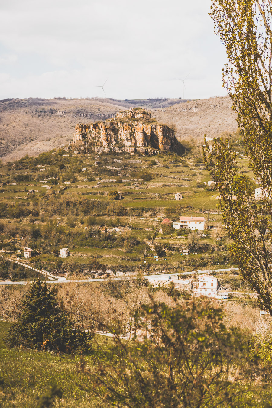 Vous vous demandez que voir en Aveyron ? Que faire en Aveyron ? Notre article est fait pour vous! Conques, Penne, La Couvertoirade, Rodez, Brousse-le-Château... sont évoqués en mots et photos #aveyron #occitanie #france #vacances / Road trip en Aveyron / Voyage en Aveyron / Découvrir l'Occitanie / Voyage en France / Vacances en France / Jolis villages / Travel in France / Voyage en Europe / Villages / Road trip en France / Village de charme / Aveyron tourisme / Aveyron France / Aveyron paysage