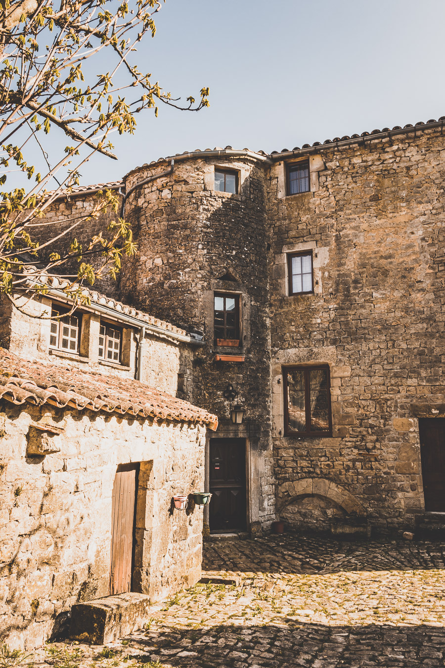 Vous vous demandez que voir en Aveyron ? Que faire en Aveyron ? Notre article est fait pour vous! Conques, Penne, La Couvertoirade, Rodez, Brousse-le-Château... sont évoqués en mots et photos #aveyron #occitanie #france #vacances / Road trip en Aveyron / Voyage en Aveyron / Découvrir l'Occitanie / Voyage en France / Vacances en France / Jolis villages / Travel in France / Voyage en Europe / Villages / Road trip en France / Village de charme / Aveyron tourisme / Aveyron France / Aveyron paysage