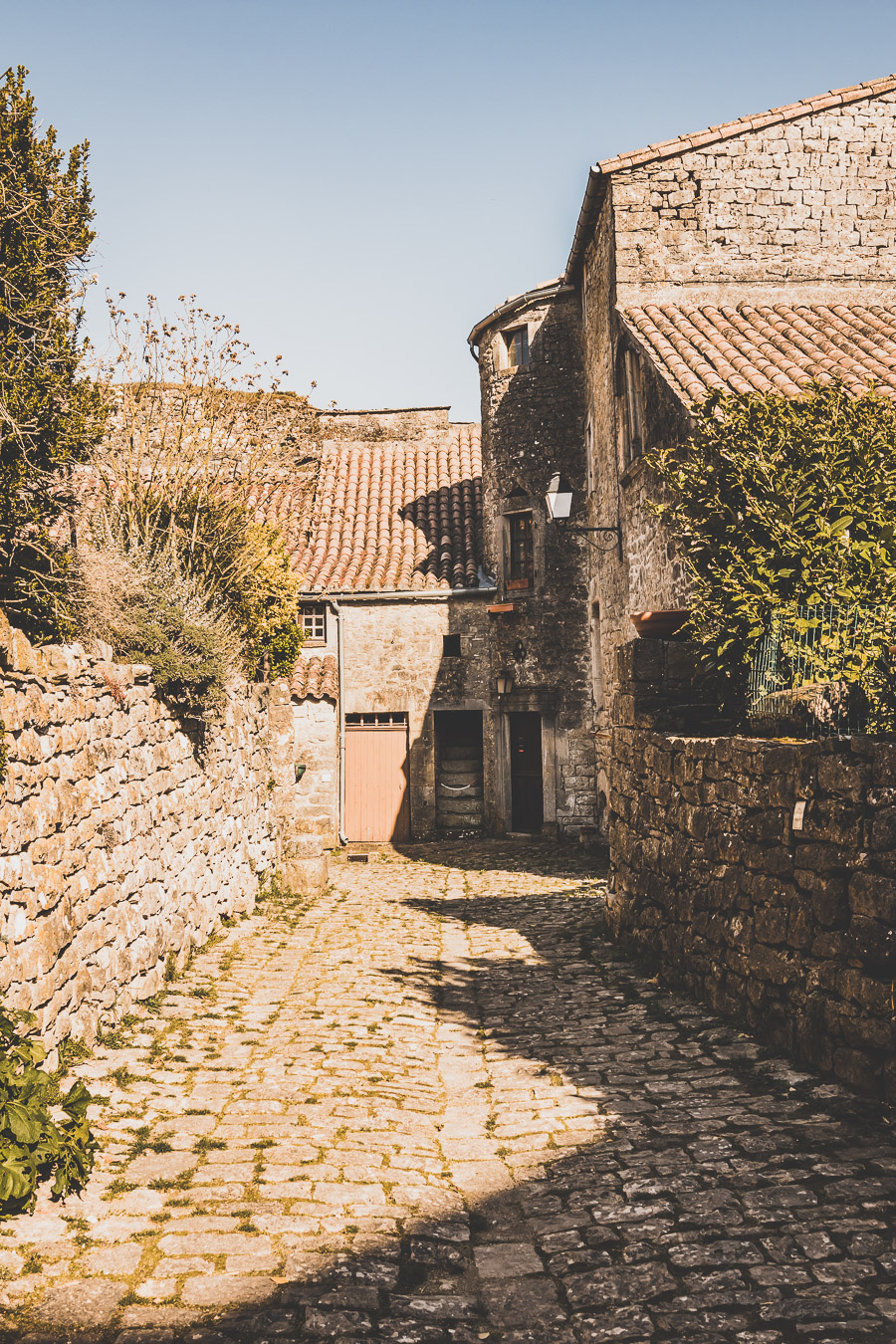 Vous vous demandez que voir en Aveyron ? Que faire en Aveyron ? Notre article est fait pour vous! Conques, Penne, La Couvertoirade, Rodez, Brousse-le-Château... sont évoqués en mots et photos #aveyron #occitanie #france #vacances / Road trip en Aveyron / Voyage en Aveyron / Découvrir l'Occitanie / Voyage en France / Vacances en France / Jolis villages / Travel in France / Voyage en Europe / Villages / Road trip en France / Village de charme / Aveyron tourisme / Aveyron France / Aveyron paysage