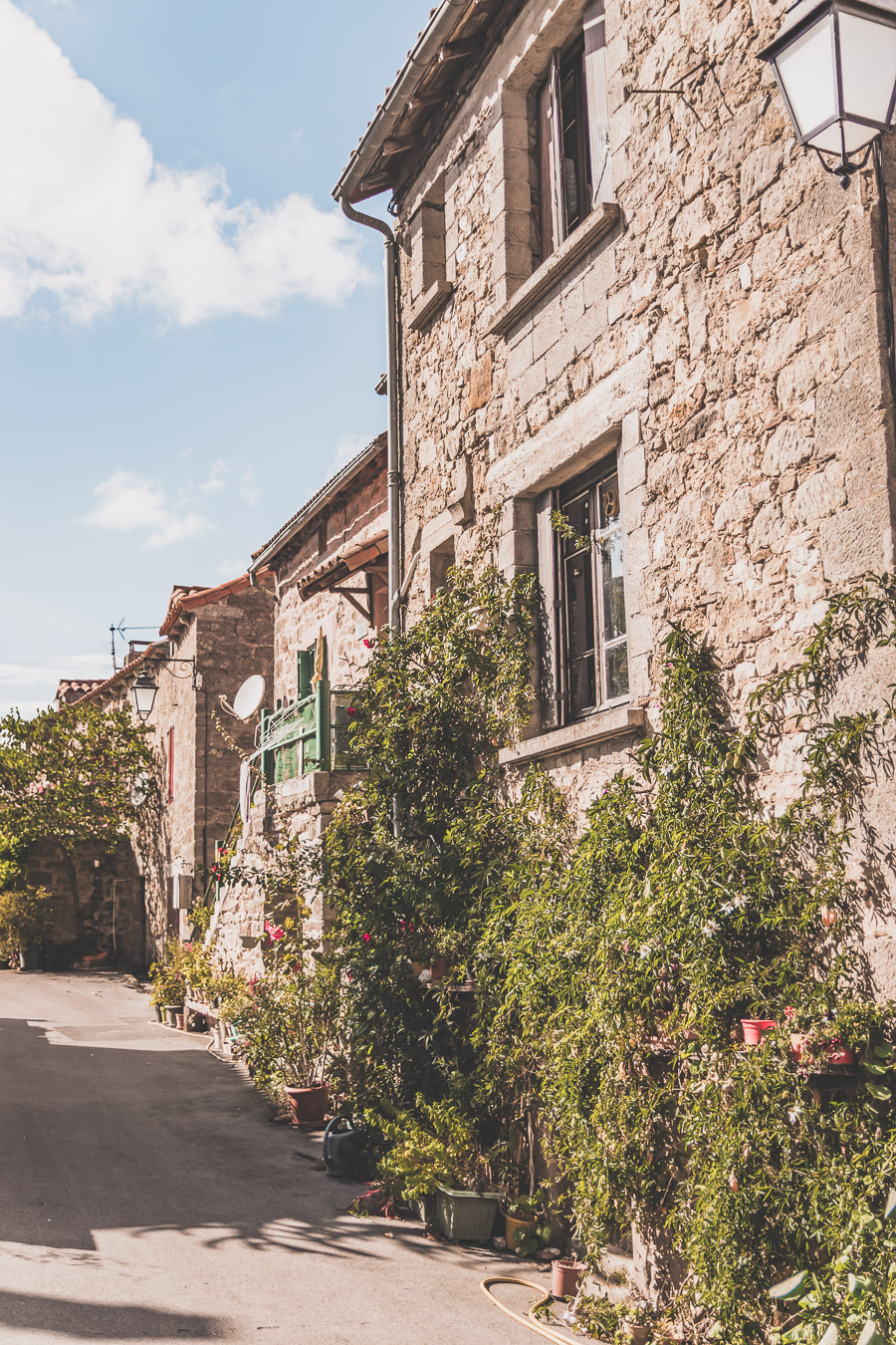 Vous vous demandez que voir en Aveyron ? Que faire en Aveyron ? Notre article est fait pour vous! Conques, Penne, La Couvertoirade, Rodez, Brousse-le-Château... sont évoqués en mots et photos #aveyron #occitanie #france #vacances / Road trip en Aveyron / Voyage en Aveyron / Découvrir l'Occitanie / Voyage en France / Vacances en France / Jolis villages / Travel in France / Voyage en Europe / Villages / Road trip en France / Village de charme / Aveyron tourisme / Aveyron France / Aveyron paysage