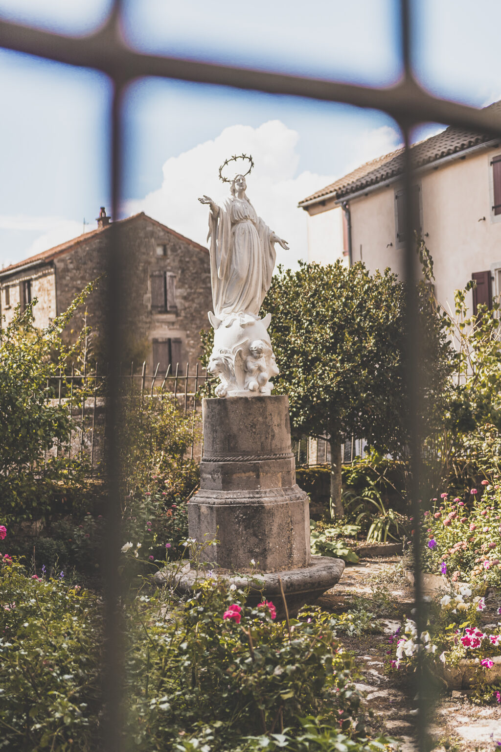 Vous vous demandez que voir en Aveyron ? Que faire en Aveyron ? Notre article est fait pour vous! Conques, Penne, La Couvertoirade, Rodez, Brousse-le-Château... sont évoqués en mots et photos #aveyron #occitanie #france #vacances / Road trip en Aveyron / Voyage en Aveyron / Découvrir l'Occitanie / Voyage en France / Vacances en France / Jolis villages / Travel in France / Voyage en Europe / Villages / Road trip en France / Village de charme / Aveyron tourisme / Aveyron France / Aveyron paysage