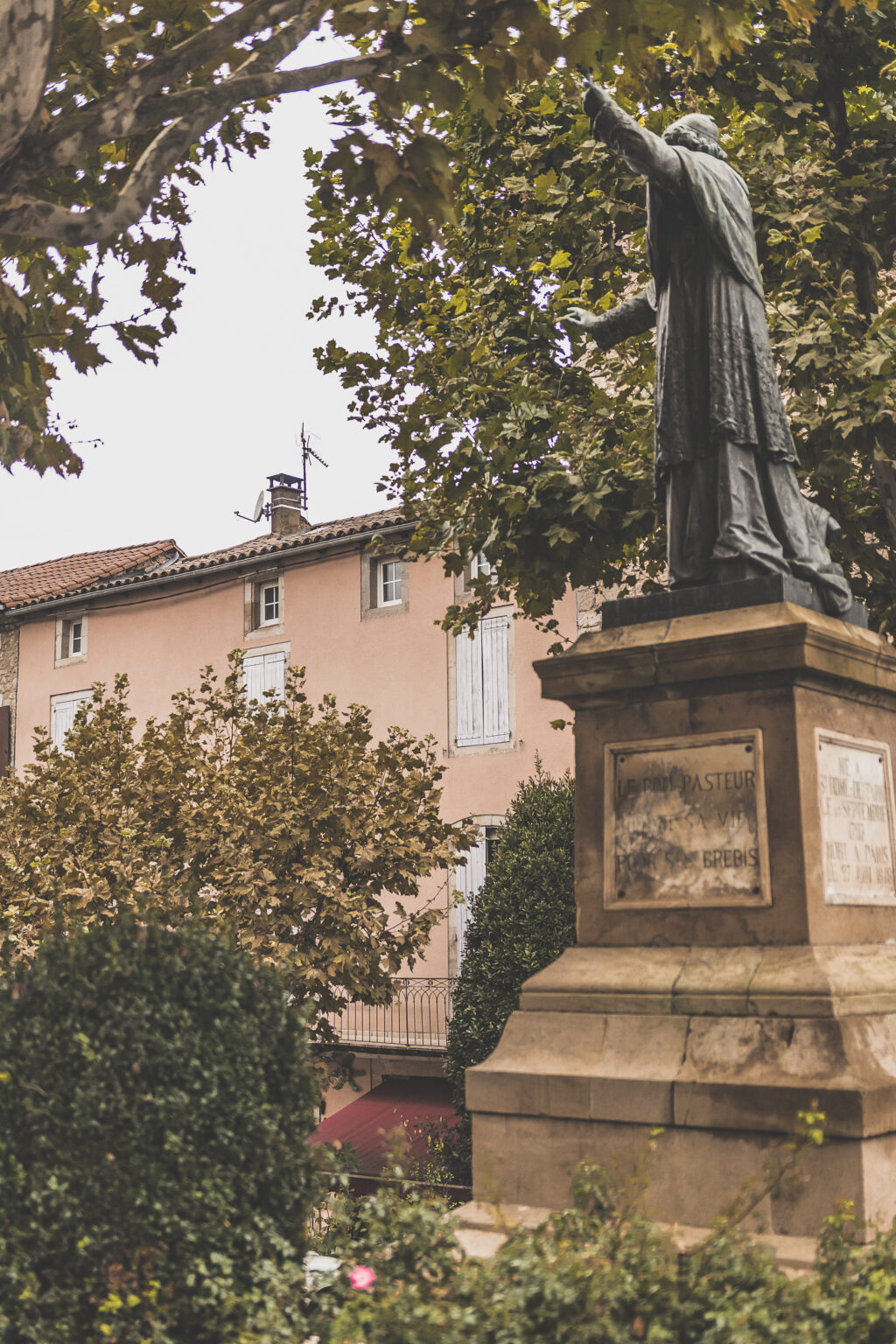 Vous vous demandez que voir en Aveyron ? Que faire en Aveyron ? Notre article est fait pour vous! Conques, Penne, La Couvertoirade, Rodez, Brousse-le-Château... sont évoqués en mots et photos #aveyron #occitanie #france #vacances / Road trip en Aveyron / Voyage en Aveyron / Découvrir l'Occitanie / Voyage en France / Vacances en France / Jolis villages / Travel in France / Voyage en Europe / Villages / Road trip en France / Village de charme / Aveyron tourisme / Aveyron France / Aveyron paysage