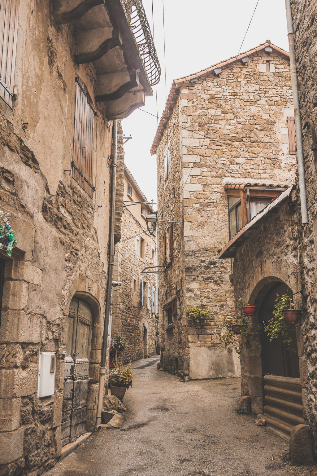 Vous vous demandez que voir en Aveyron ? Que faire en Aveyron ? Notre article est fait pour vous! Conques, Penne, La Couvertoirade, Rodez, Brousse-le-Château... sont évoqués en mots et photos #aveyron #occitanie #france #vacances / Road trip en Aveyron / Voyage en Aveyron / Découvrir l'Occitanie / Voyage en France / Vacances en France / Jolis villages / Travel in France / Voyage en Europe / Villages / Road trip en France / Village de charme / Aveyron tourisme / Aveyron France / Aveyron paysage