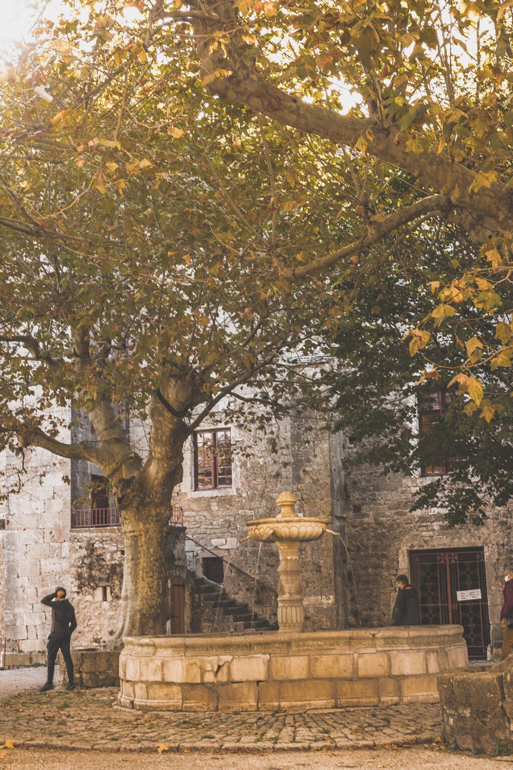 Vous vous demandez que voir en Aveyron ? Que faire en Aveyron ? Notre article est fait pour vous! Conques, Penne, La Couvertoirade, Rodez, Brousse-le-Château... sont évoqués en mots et photos #aveyron #occitanie #france #vacances / Road trip en Aveyron / Voyage en Aveyron / Découvrir l'Occitanie / Voyage en France / Vacances en France / Jolis villages / Travel in France / Voyage en Europe / Villages / Road trip en France / Village de charme / Aveyron tourisme / Aveyron France / Aveyron paysage