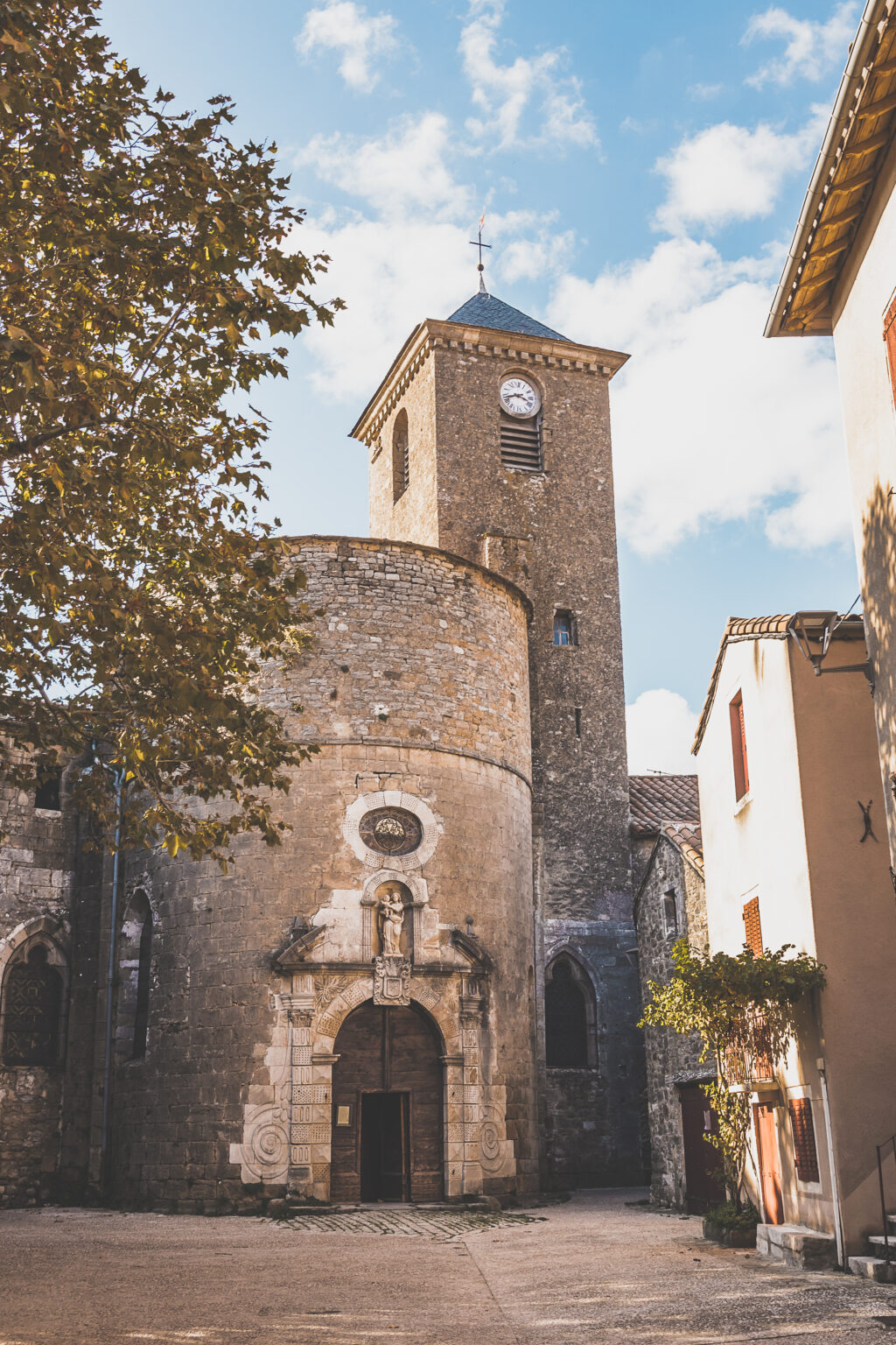 Vous vous demandez que voir en Aveyron ? Que faire en Aveyron ? Notre article est fait pour vous! Conques, Penne, La Couvertoirade, Rodez, Brousse-le-Château... sont évoqués en mots et photos #aveyron #occitanie #france #vacances / Road trip en Aveyron / Voyage en Aveyron / Découvrir l'Occitanie / Voyage en France / Vacances en France / Jolis villages / Travel in France / Voyage en Europe / Villages / Road trip en France / Village de charme / Aveyron tourisme / Aveyron France / Aveyron paysage