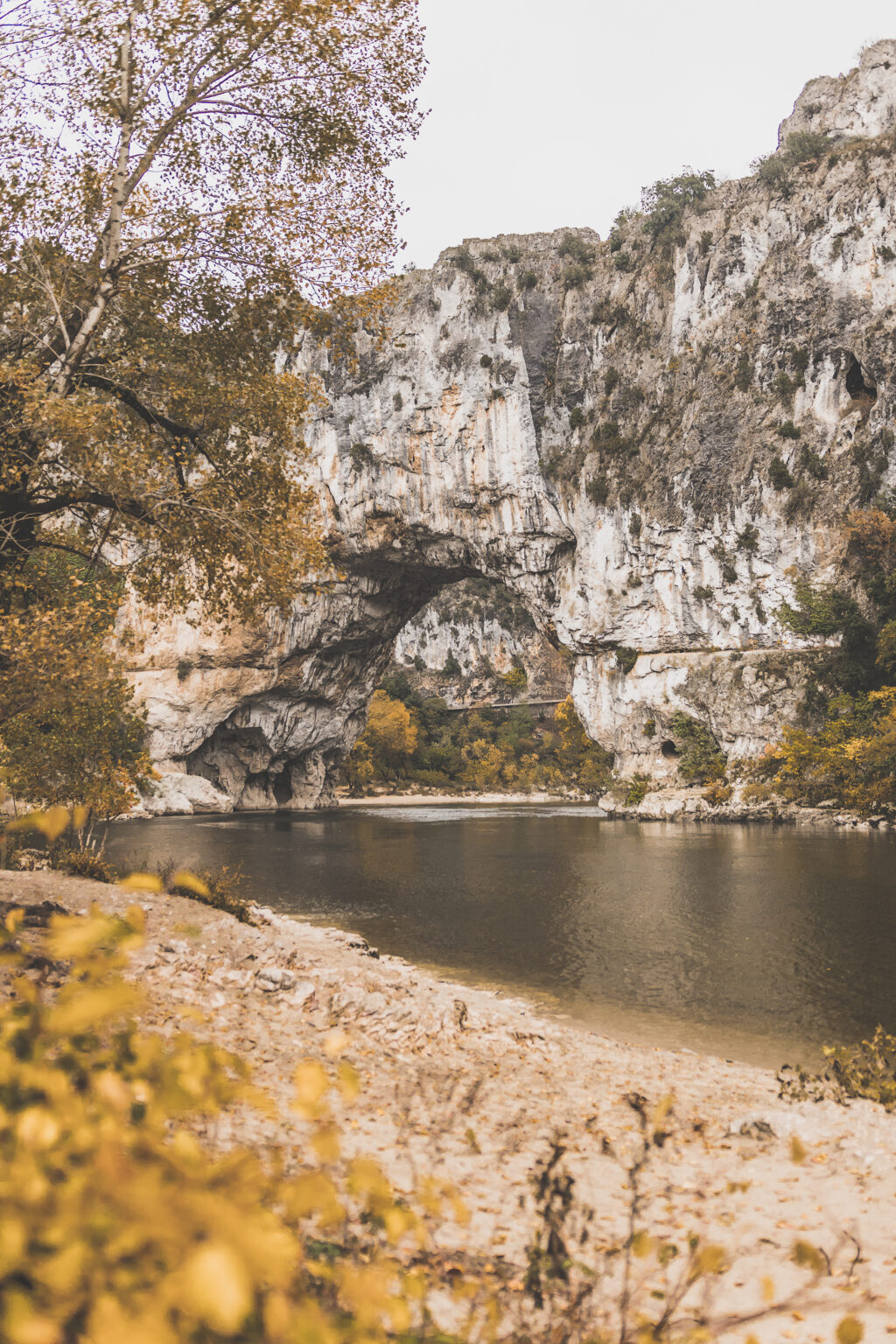 Vous vous demandez que visiter en Ardèche ? Faites un road trip en van et suivez le guide ! Ardeche france / Ardeche insolite / Ardeche frankrijk / Ardeche paysage / Ardeche camping / auvergne tourisme / Auvergne france / Auvergne rhone alpes / Auvergne-rhône-alpes / Auvergne frankrijk / Auvergne paysage / Vacances en France / Vacances plage / France paysage / Voyage en France / Voyage nature / Voyage en France / Destinations de voyages / Road trip France / Plus beaux villages de France /paysage