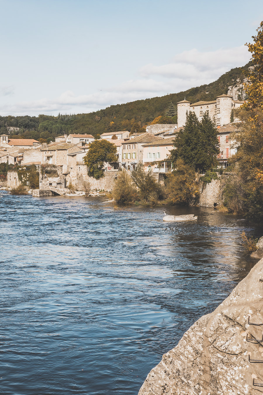 Vous vous demandez que visiter en Ardèche ? Faites un road trip en van et suivez le guide ! Ardeche france / Ardeche insolite / Ardeche frankrijk / Ardeche paysage / Ardeche camping / auvergne tourisme / Auvergne france / Auvergne rhone alpes / Auvergne-rhône-alpes / Auvergne frankrijk / Auvergne paysage / Vacances en France / Vacances plage / France paysage / Voyage en France / Voyage nature / Voyage en France / Destinations de voyages / Road trip France / Plus beaux villages de France /paysage