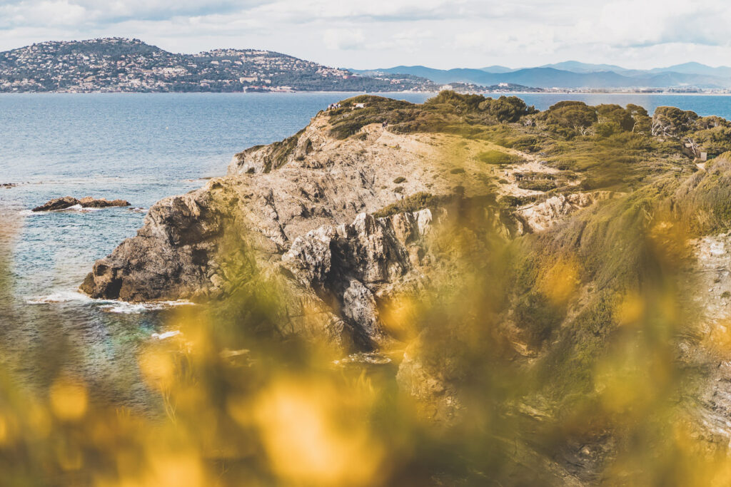 sentier du littoral dans le Var