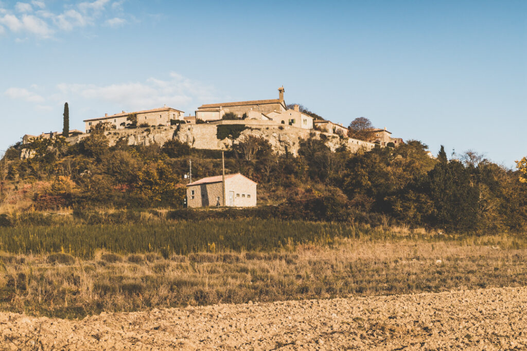 Que faire dans le Gard ? Visiter Lussan