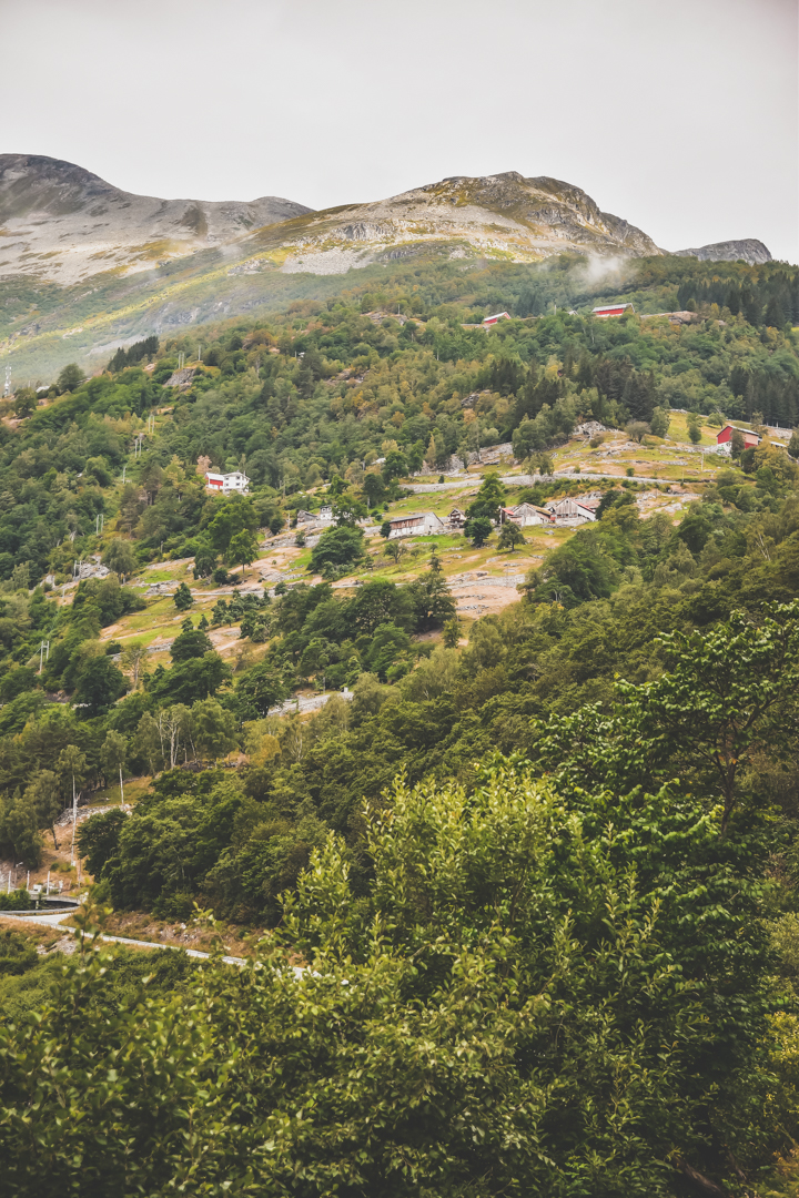 Tu souhaites organiser un road trip dans la région des fjords de Norvège ? Suis notre guide et trouve toutes les informations utiles. #norvège #vacances Voyage en Europe / Vacances Europe / Destinations de voyages / Bucket list travel / Idées de voyages / Europe travel / Scandinavie paysage / road trip norvege sud / Scandinavia / norvege paysage / norvege voyage / norvege aesthetic / Norvège fjord / road trip norvege été / road trip en norvege / road trip van norvege / norvege van / norvege sud