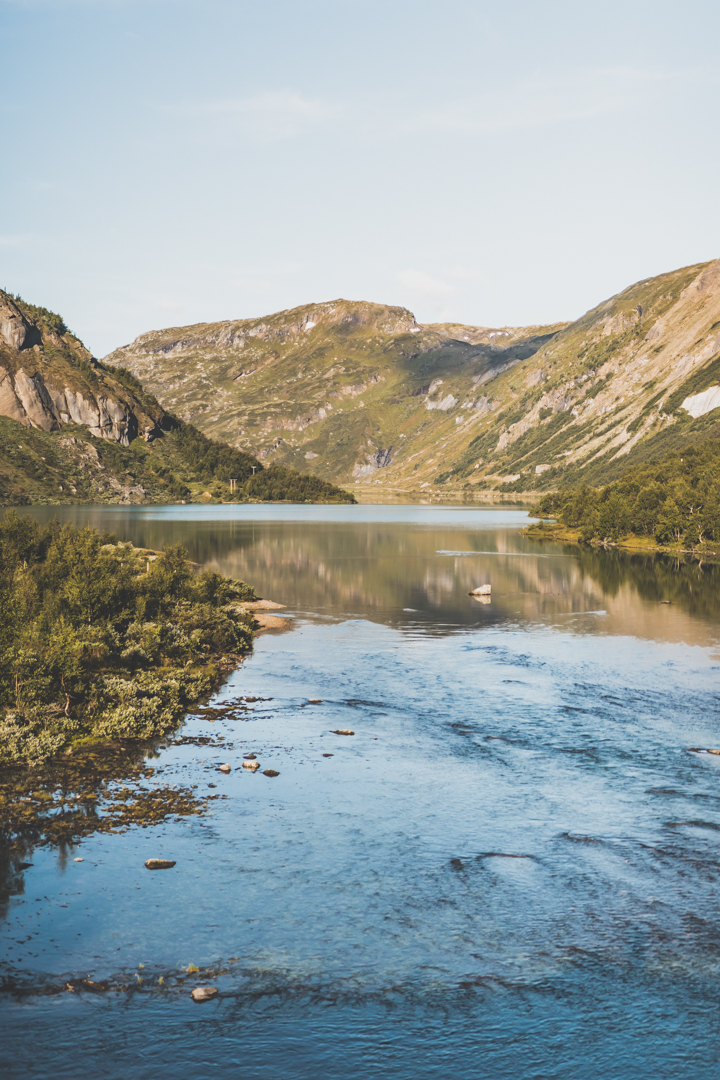 Tu souhaites organiser un road trip dans la région des fjords de Norvège ? Suis notre guide et trouve toutes les informations utiles. #norvège #vacances Voyage en Europe / Vacances Europe / Destinations de voyages / Bucket list travel / Idées de voyages / Europe travel / Scandinavie paysage / road trip norvege sud / Scandinavia / norvege paysage / norvege voyage / norvege aesthetic / Norvège fjord / road trip norvege été / road trip en norvege / road trip van norvege / norvege van / norvege sud