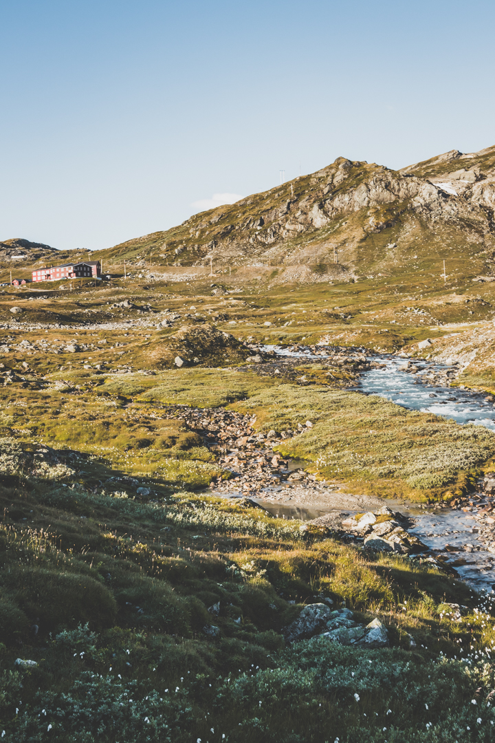 Tu souhaites organiser un road trip dans la région des fjords de Norvège ? Suis notre guide et trouve toutes les informations utiles. #norvège #vacances Voyage en Europe / Vacances Europe / Destinations de voyages / Bucket list travel / Idées de voyages / Europe travel / Scandinavie paysage / road trip norvege sud / Scandinavia / norvege paysage / norvege voyage / norvege aesthetic / Norvège fjord / road trip norvege été / road trip en norvege / road trip van norvege / norvege van / norvege sud