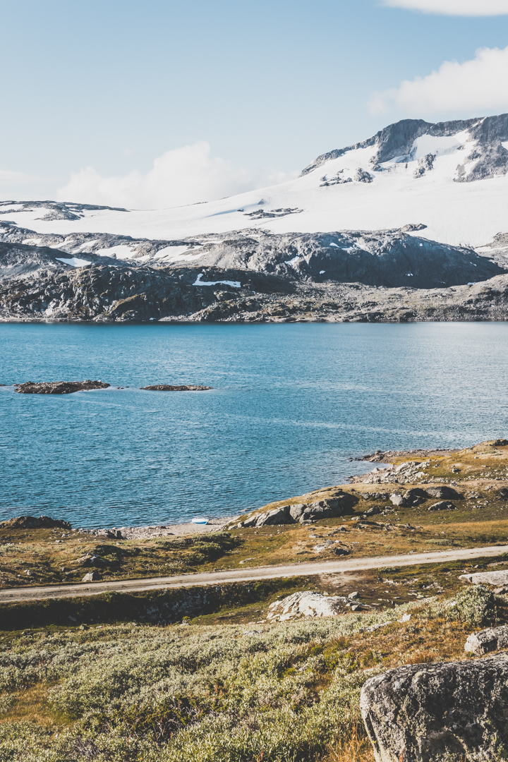 Tu souhaites organiser un road trip dans la région des fjords de Norvège ? Suis notre guide et trouve toutes les informations utiles. #norvège #vacances Voyage en Europe / Vacances Europe / Destinations de voyages / Bucket list travel / Idées de voyages / Europe travel / Scandinavie paysage / road trip norvege sud / Scandinavia / norvege paysage / norvege voyage / norvege aesthetic / Norvège fjord / road trip norvege été / road trip en norvege / road trip van norvege / norvege van / norvege sud