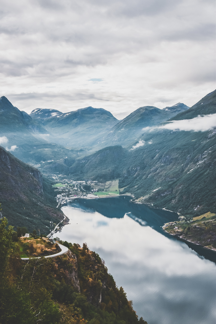 Tu souhaites organiser un road trip dans la région des fjords de Norvège ? Suis notre guide et trouve toutes les informations utiles. #norvège #vacances Voyage en Europe / Vacances Europe / Destinations de voyages / Bucket list travel / Idées de voyages / Europe travel / Scandinavie paysage / road trip norvege sud / Scandinavia / norvege paysage / norvege voyage / norvege aesthetic / Norvège fjord / road trip norvege été / road trip en norvege / road trip van norvege / norvege van / norvege sud