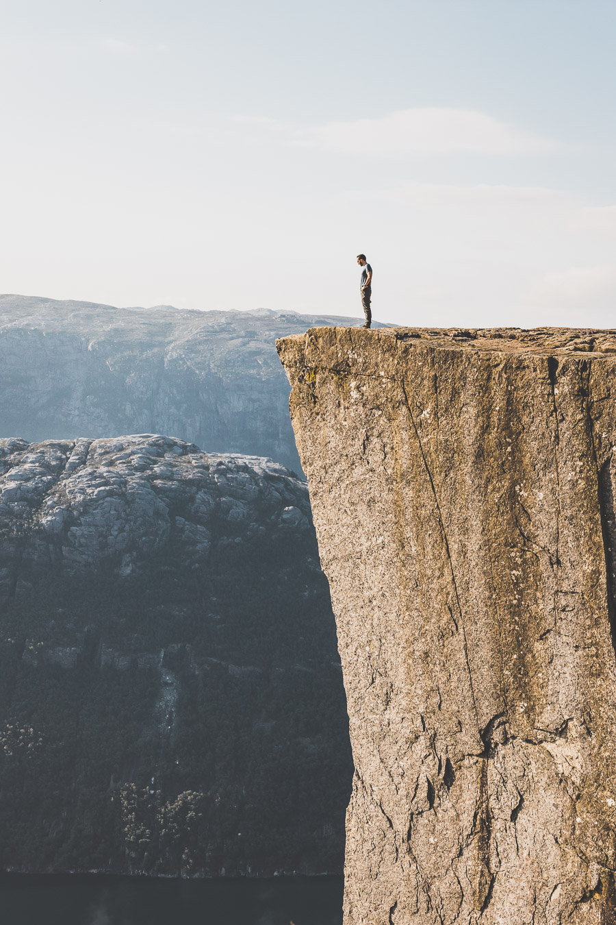 Tu souhaites organiser un road trip dans la région des fjords de Norvège ? Suis notre guide et trouve toutes les informations utiles. #norvège #vacances Voyage en Europe / Vacances Europe / Destinations de voyages / Bucket list travel / Idées de voyages / Europe travel / Scandinavie paysage / road trip norvege sud / Scandinavia / norvege paysage / norvege voyage / norvege aesthetic / Norvège fjord / road trip norvege été / road trip en norvege / road trip van norvege / norvege van / norvege sud