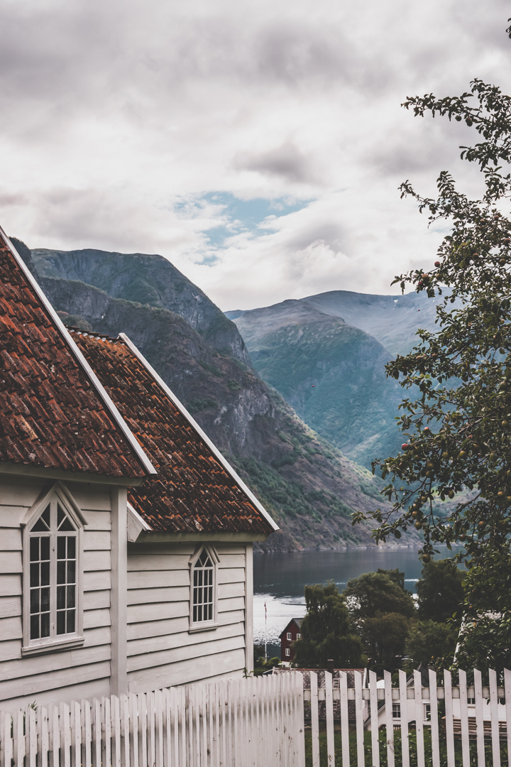 Tu souhaites organiser un road trip dans la région des fjords de Norvège ? Suis notre guide et trouve toutes les informations utiles. #norvège #vacances Voyage en Europe / Vacances Europe / Destinations de voyages / Bucket list travel / Idées de voyages / Europe travel / Scandinavie paysage / road trip norvege sud / Scandinavia / norvege paysage / norvege voyage / norvege aesthetic / Norvège fjord / road trip norvege été / road trip en norvege / road trip van norvege / norvege van / norvege sud