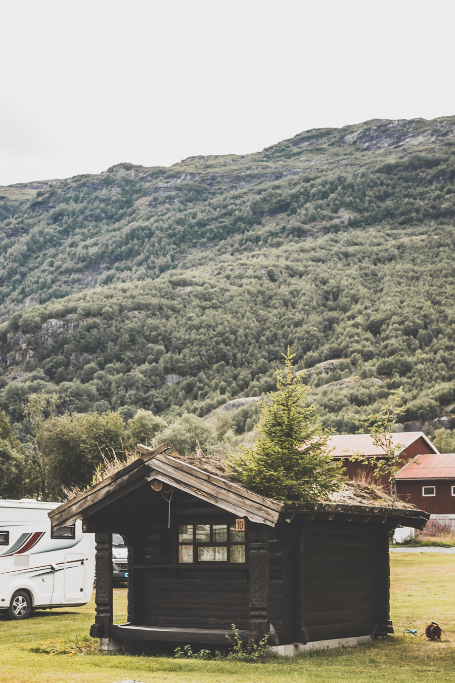 Tu souhaites organiser un road trip dans la région des fjords de Norvège ? Suis notre guide et trouve toutes les informations utiles. #norvège #vacances Voyage en Europe / Vacances Europe / Destinations de voyages / Bucket list travel / Idées de voyages / Europe travel / Scandinavie paysage / road trip norvege sud / Scandinavia / norvege paysage / norvege voyage / norvege aesthetic / Norvège fjord / road trip norvege été / road trip en norvege / road trip van norvege / norvege van / norvege sud