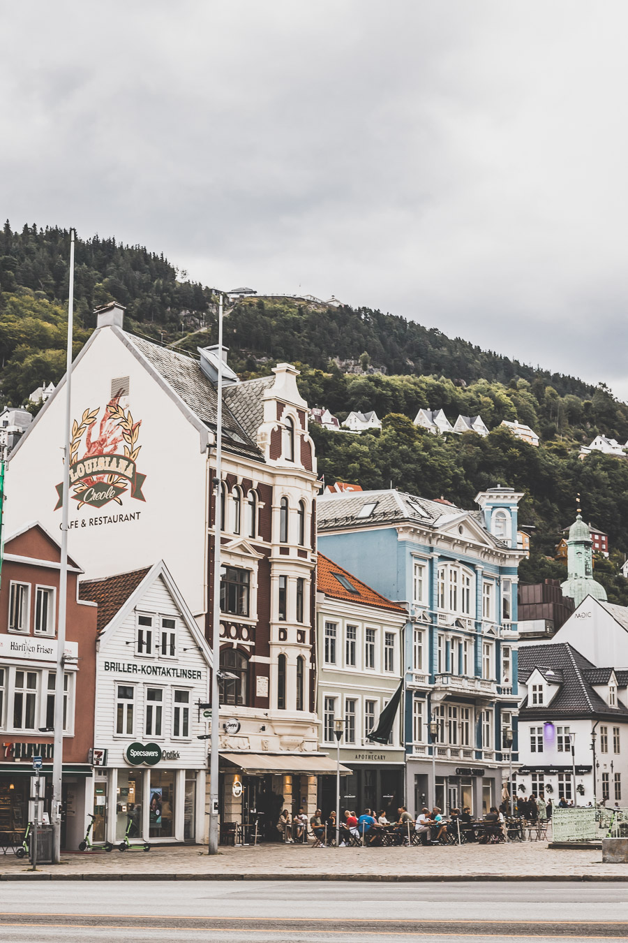 Tu souhaites visiter Bergen en Norvège ? Suis notre guide et trouve toutes les informations utiles. #norvège #vacances Voyage en Europe / Vacances Europe / Destinations de voyages / Bucket list travel / Idées de voyages / Europe travel / Scandinavie paysage / road trip norvege sud / Scandinavia / norvege paysage / norvege voyage / norvege aesthetic / Norvège fjord / road trip norvege été / road trip en norvege / road trip van norvege / norvege van / Bergen norway photography / Bergen norvege