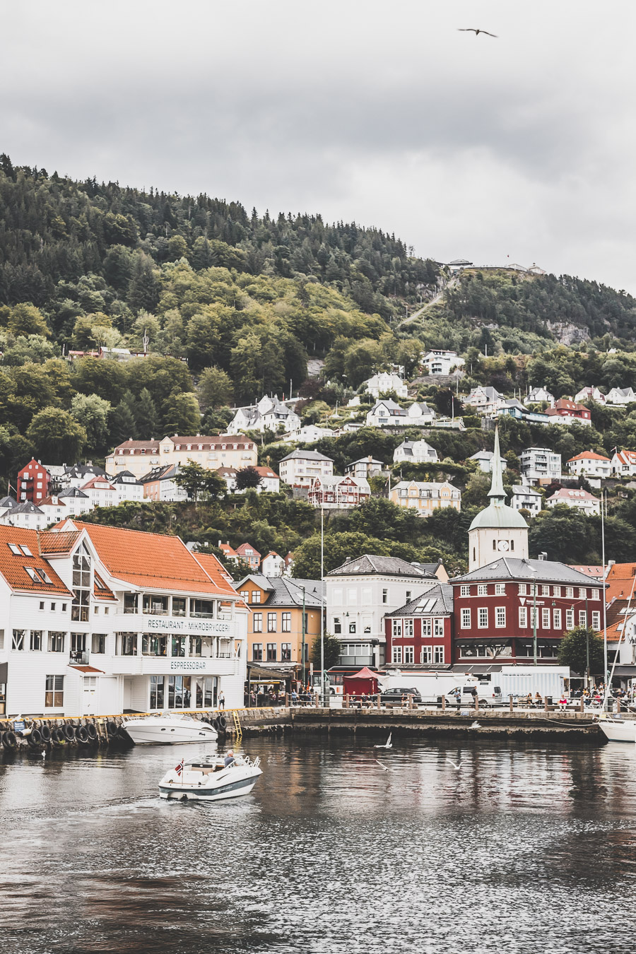 Tu souhaites visiter Bergen en Norvège ? Suis notre guide et trouve toutes les informations utiles. #norvège #vacances Voyage en Europe / Vacances Europe / Destinations de voyages / Bucket list travel / Idées de voyages / Europe travel / Scandinavie paysage / road trip norvege sud / Scandinavia / norvege paysage / norvege voyage / norvege aesthetic / Norvège fjord / road trip norvege été / road trip en norvege / road trip van norvege / norvege van / Bergen norway photography / Bergen norvege