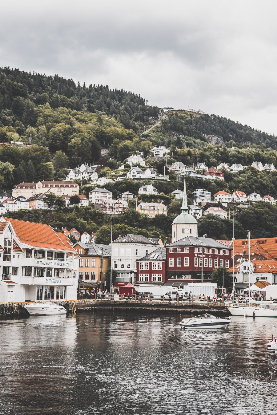 Tu souhaites visiter Bergen en Norvège ? Suis notre guide et trouve toutes les informations utiles. #norvège #vacances Voyage en Europe / Vacances Europe / Destinations de voyages / Bucket list travel / Idées de voyages / Europe travel / Scandinavie paysage / road trip norvege sud / Scandinavia / norvege paysage / norvege voyage / norvege aesthetic / Norvège fjord / road trip norvege été / road trip en norvege / road trip van norvege / norvege van / Bergen norway photography / Bergen norvege