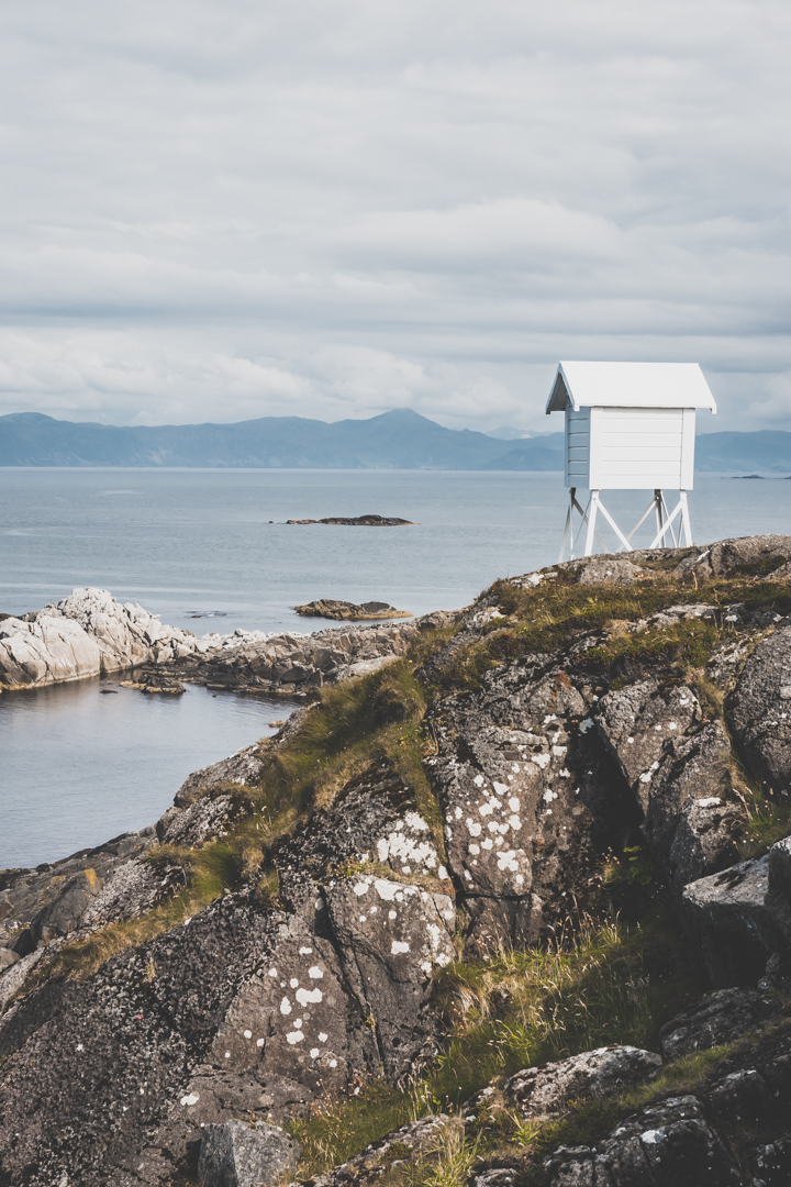 Découvrir la façade atlantique des fjords de Norvège : Kråkenes fyr / phare de Kråkenes