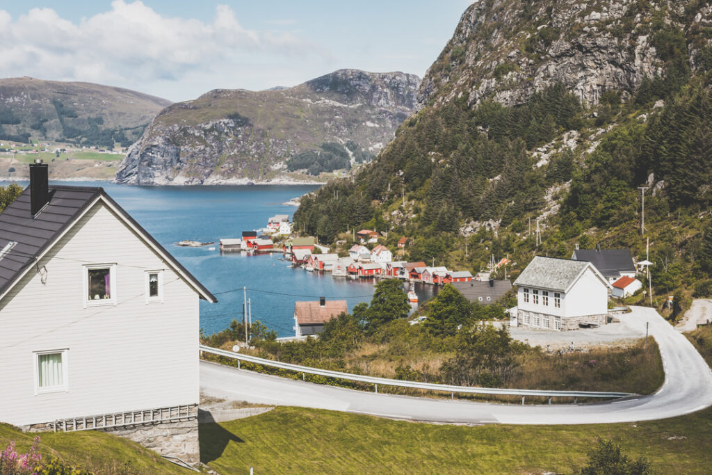 Tu souhaites découvrir la façade atlantique des fjords de Norvège? Au programme : Ålesund, la route de l'Atlantique, Runde, l'île de Vågsøy. #norvège #vacances Voyage en Europe / Vacances Europe / Destinations de voyages / Bucket list travel / Idées de voyages / Europe travel / Scandinavie paysage / road trip norvege sud / Scandinavia / norvege paysage / norvege voyage / norvege aesthetic / Norvège fjord / road trip norvege été / road trip en norvege / road trip van norvege / norvege van