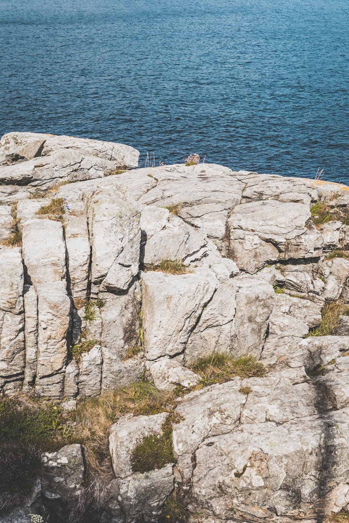 L'île de Vågsøy et le phare de Hendanes (Hendanes fyr)