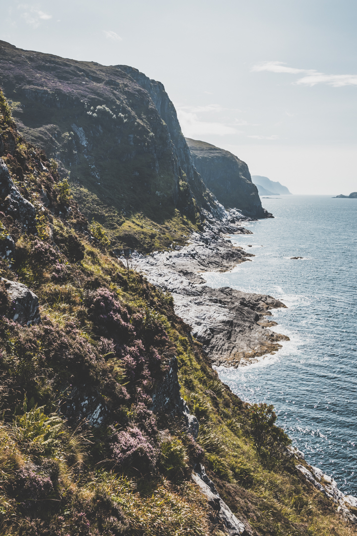 L'île de Vågsøy et le phare de Hendanes (Hendanes fyr)