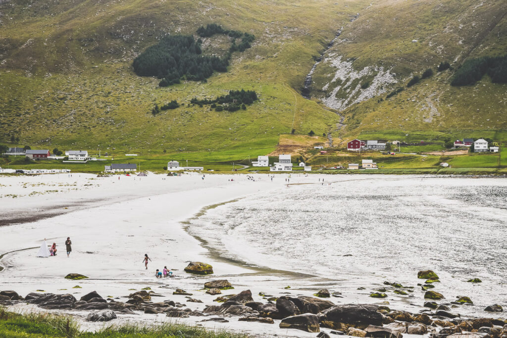 Tu souhaites découvrir la façade atlantique des fjords de Norvège? Au programme : Ålesund, la route de l'Atlantique, Runde, l'île de Vågsøy. #norvège #vacances Voyage en Europe / Vacances Europe / Destinations de voyages / Bucket list travel / Idées de voyages / Europe travel / Scandinavie paysage / road trip norvege sud / Scandinavia / norvege paysage / norvege voyage / norvege aesthetic / Norvège fjord / road trip norvege été / road trip en norvege / road trip van norvege / norvege van