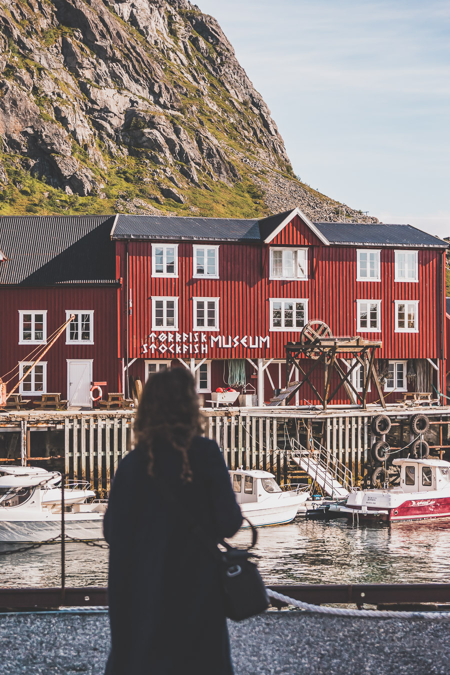 Tu souhaites découvrir les Iles Lofoten en Norvège ? Découvre l'itinéraire de notre voyage en van (Reine, Nusfjord, belles plages) #norvège #vacances Voyage en Europe / Vacances Europe / Destinations de voyages / Bucket list travel / Idées de voyages / Europe travel / Scandinavie paysage / road trip norvege sud / Scandinavia / norvege paysage / norvege voyage / norvege aesthetic / Norvège fjord / road trip norvege été / road trip en norvege / road trip van norvege / norvege van