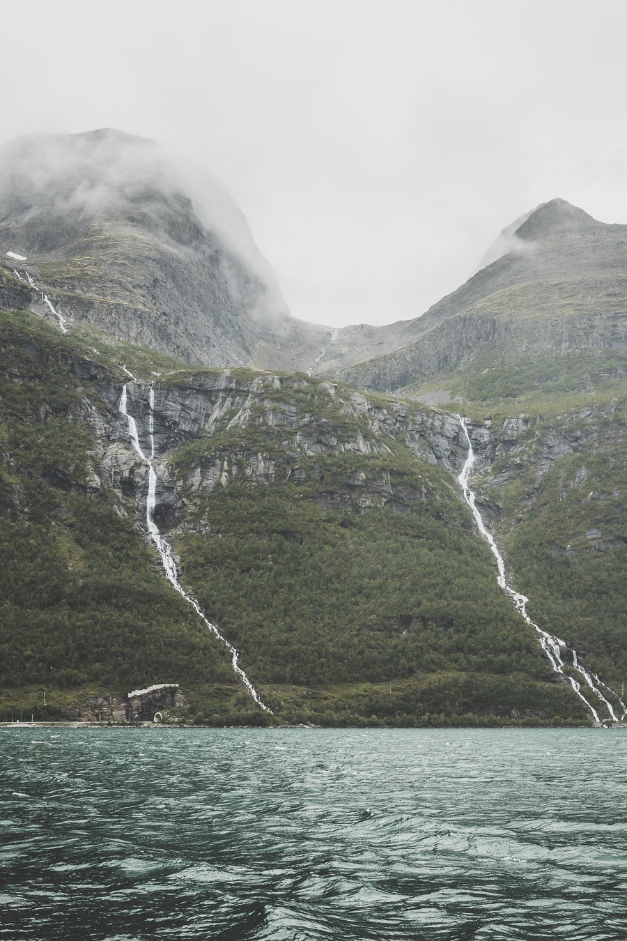 Tu souhaites faire un voyage en Norvège du Nord ? Découvre l'itinéraire de notre voyage en van (Tromso, Lofoten, Senja, Trondheim, Cap Nord) #norvège #vacances Voyage en Europe / Vacances Europe / Destinations de voyages / Bucket list travel / Idées de voyages / Europe travel / Scandinavie paysage / road trip norvege sud / Scandinavia / norvege paysage / norvege voyage / norvege aesthetic / Norvège du Nord / road trip norvege été / road trip en norvege / road trip van norvege / norvege van