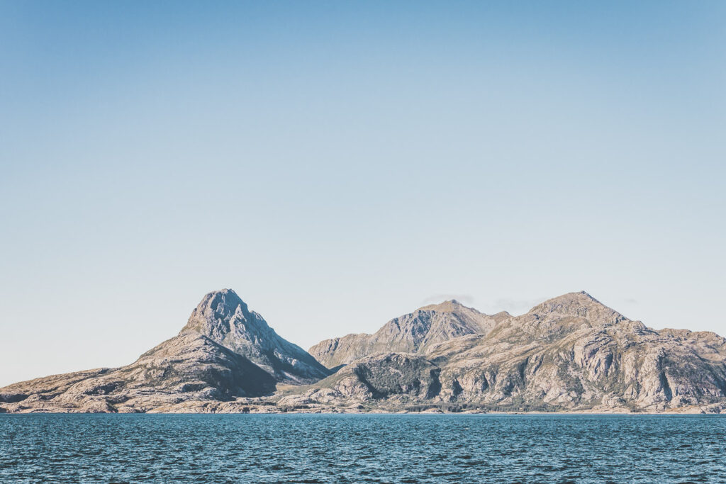 Tu souhaites découvrir les Iles Lofoten en Norvège ? Découvre l'itinéraire de notre voyage en van (Reine, Nusfjord, belles plages) #norvège #vacances Voyage en Europe / Vacances Europe / Destinations de voyages / Bucket list travel / Idées de voyages / Europe travel / Scandinavie paysage / road trip norvege sud / Scandinavia / norvege paysage / norvege voyage / norvege aesthetic / Norvège fjord / road trip norvege été / road trip en norvege / road trip van norvege / norvege van